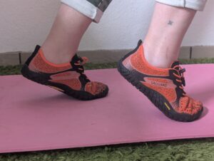 Saguaro Unisex Barfußschuhe auf Gymnastikmatte