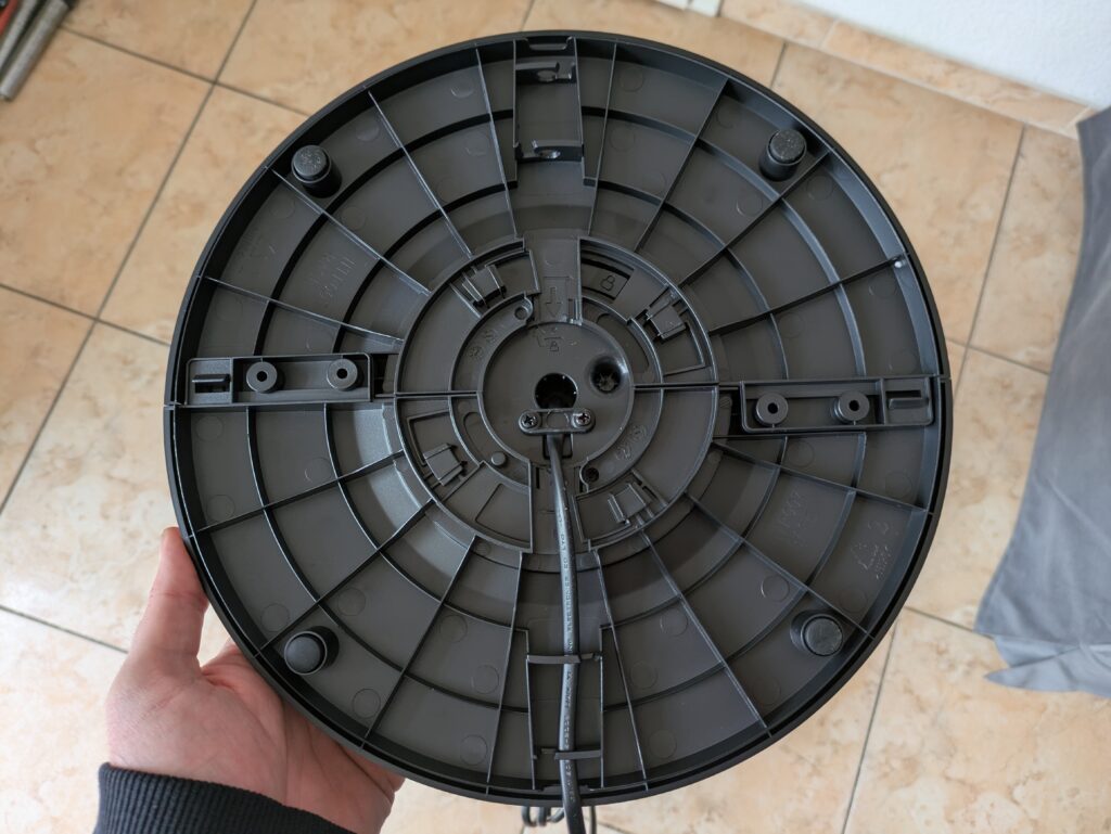 Standfuß des Dreo DR-HTF007 Nomad One Ventilators von unten