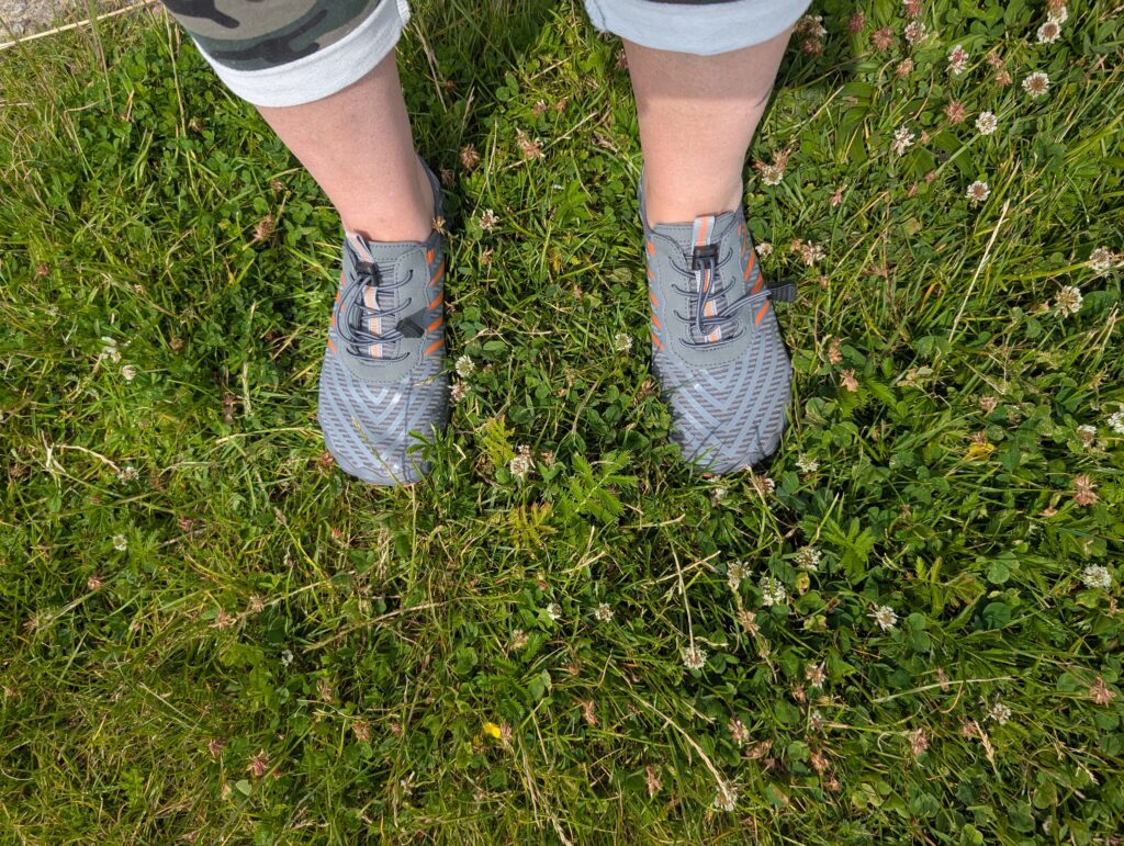 Teechodina Barfußschuhe auf Gras