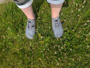 Teechodina Barfußschuhe auf Gras