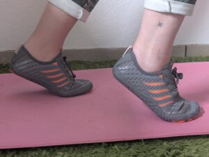 Teechodina Barfußschuhe auf Gymnastikmatte