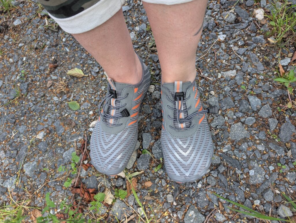 Teechodina Barfußschuhe auf Schotter