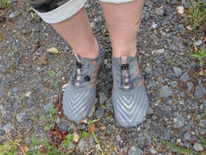 Teechodina Barfußschuhe auf Schotter