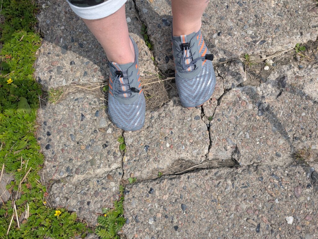 Teechodina Barfußschuhe auf unebenem Boden