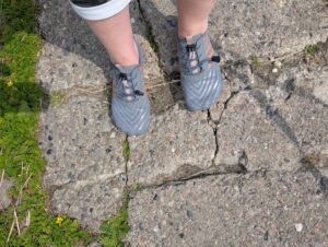 Teechodina Barfußschuhe auf unebenem Boden