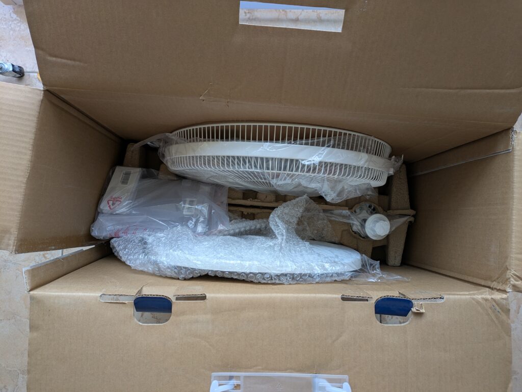 Verpackung des Midea FS40-16CR Standventilators geöffnet (2)
