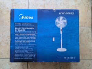 Verpackung des Midea FS40-16CR Standventilators von vorne