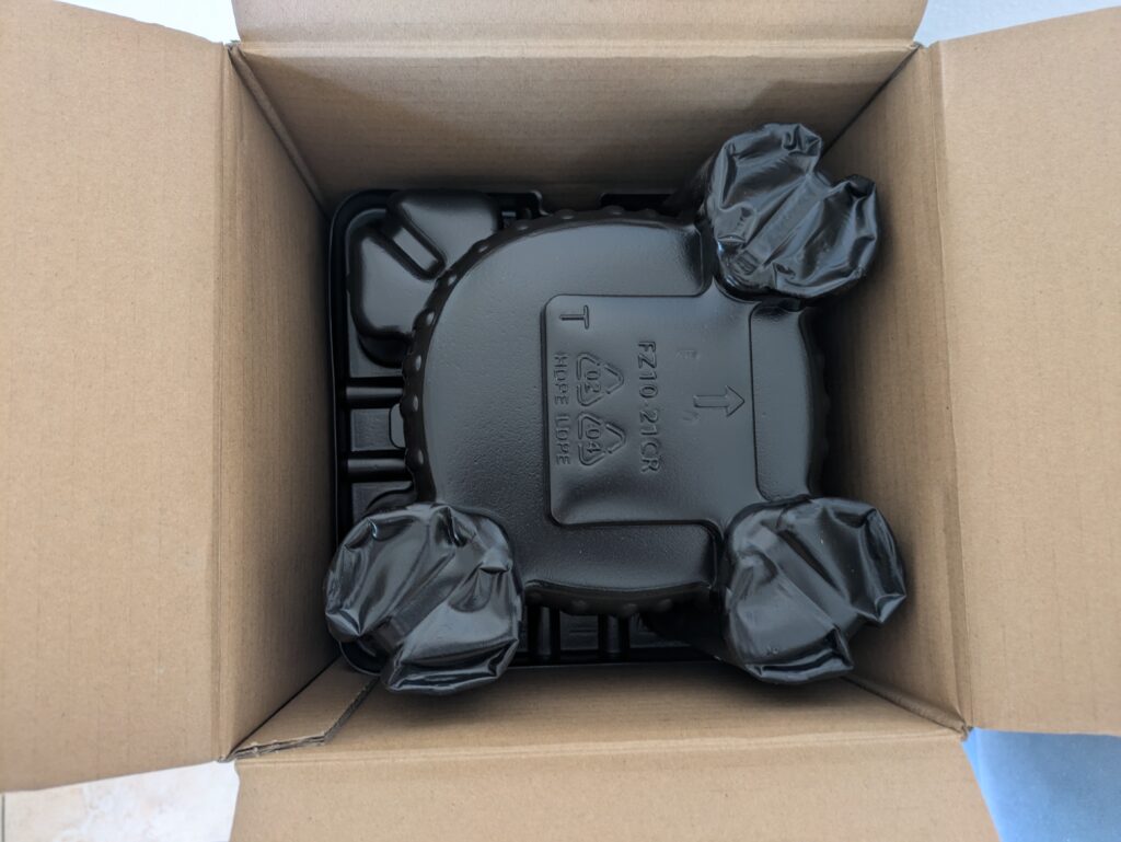 Verpackung des Philips Serie 5000 Ventilators geöffnet