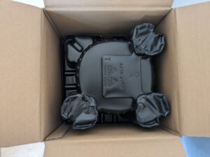 Verpackung des Philips Serie 5000 Ventilators geöffnet