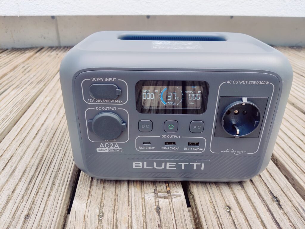 BLUETTI AC2A Powerstation angeschaltet