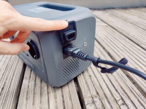 BLUETTI AC2A Powerstation angesteckt