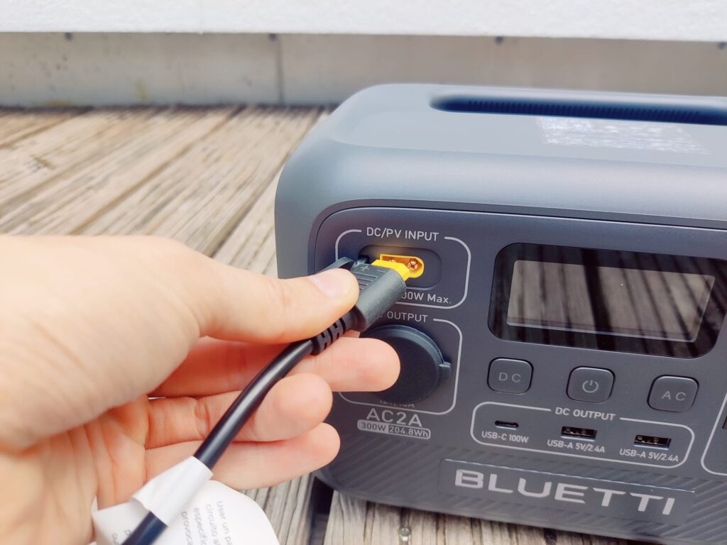 BLUETTI AC2A Powerstation Solarladekabel angesteckt