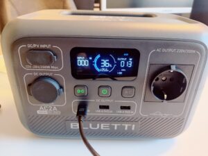 BLUETTI AC2A Powerstation beim Entladen