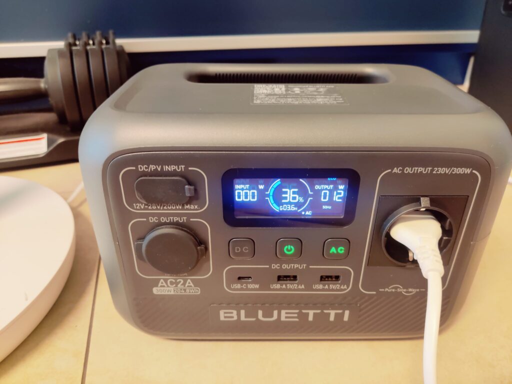 BLUETTI AC2A Powerstation Display beim Entladen