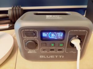 BLUETTI AC2A Powerstation Display beim Entladen