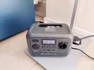 BLUETTI AC2A Powerstation beim Aufladen