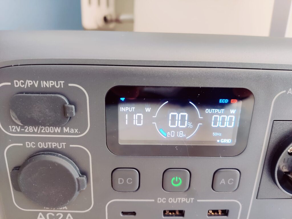 BLUETTI AC2A Powerstation Display beim Aufladen