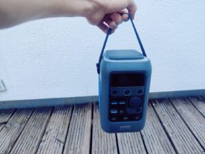 Anker SOLIX C300 DC Powerstation getragen