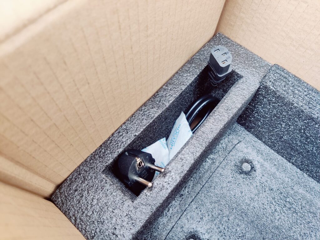 ALLPOWERS R600 Powerstation Kabel in Verpackung