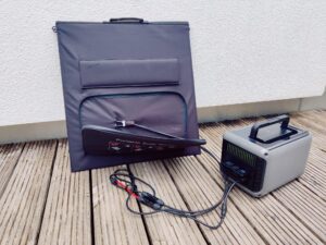 ALLPOWERS R600 Powerstation mit angeschlossenem Solarpanel