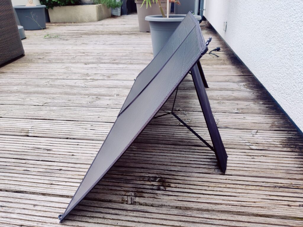 ALLPOWERS SP-027 Solarpanel mit Stützfüßen ausgefahren