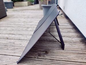 ALLPOWERS SP-027 Solarpanel mit Stützfüßen ausgefahren