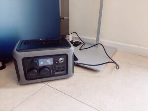 ALLPOWERS R600 Powerstation beim Ladevorgang