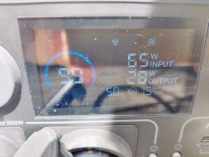 ALLPOWERS SP-027 Solarpanel bei Sonnenschein mit Input