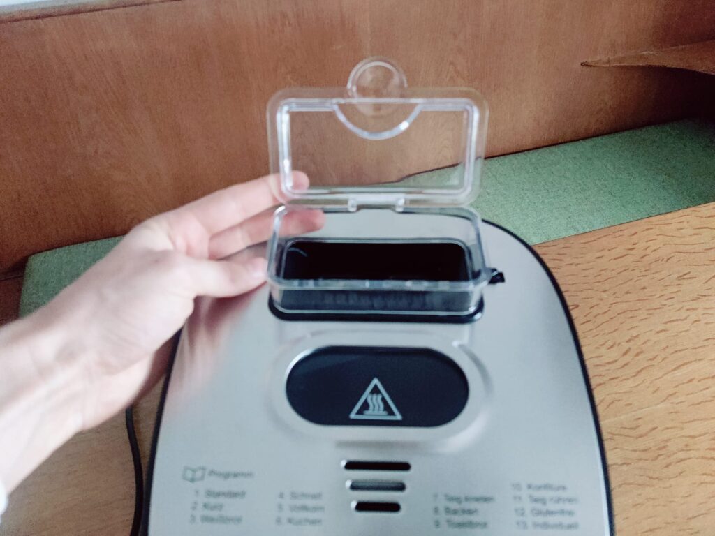 Rommelsbacher BA 550 Brotbackautomat Zutatenspender eingesetzt