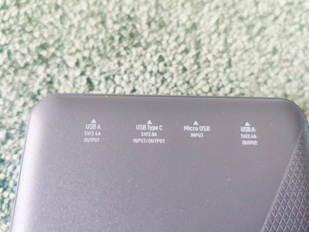 Varta 57978 Powerbank Anschlüsse Beschriftung