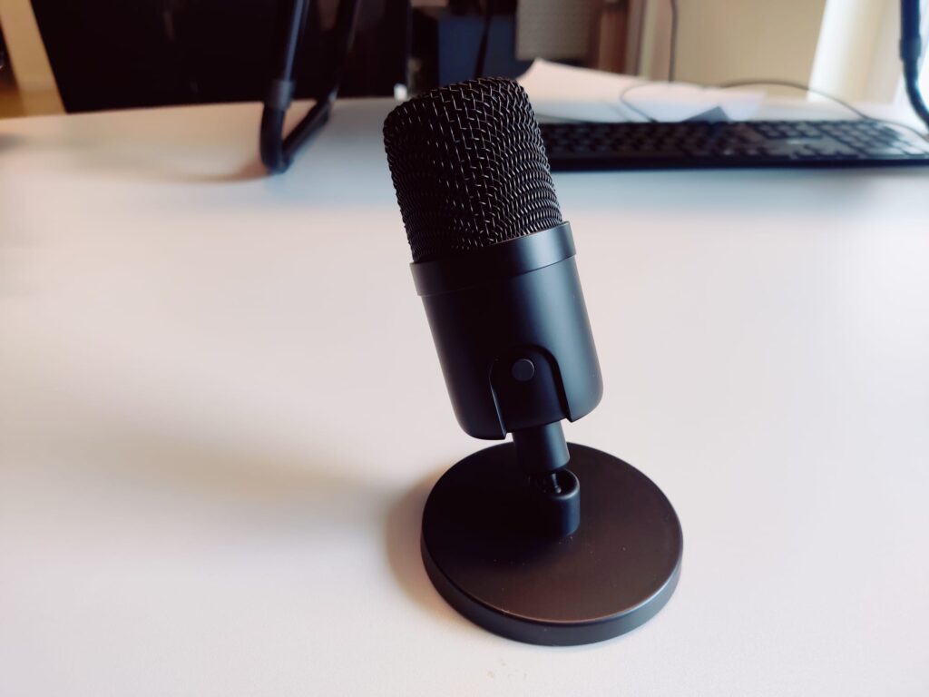 Amazon Basics AMZ-S6524A Mikrofon mit Standfuß gekippt