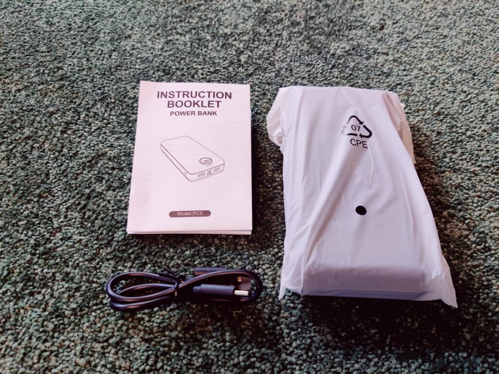 Jiga PC5 Powerbank mit Kabel und Anleitung