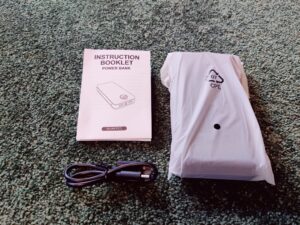 Jiga PC5 Powerbank mit Kabel und Anleitung