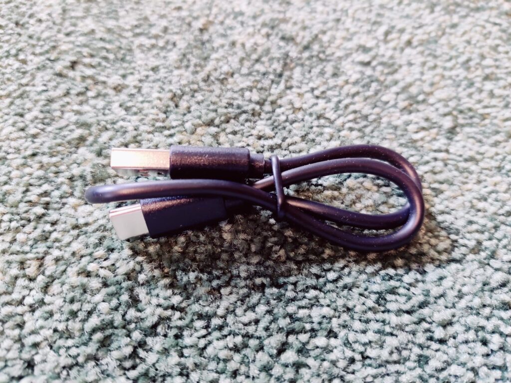 Jiga PC5 Powerbank Kabel verschnürt