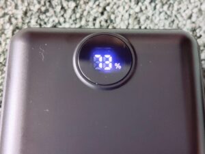 Jiga PC5 Powerbank Ladestand bei Lieferung