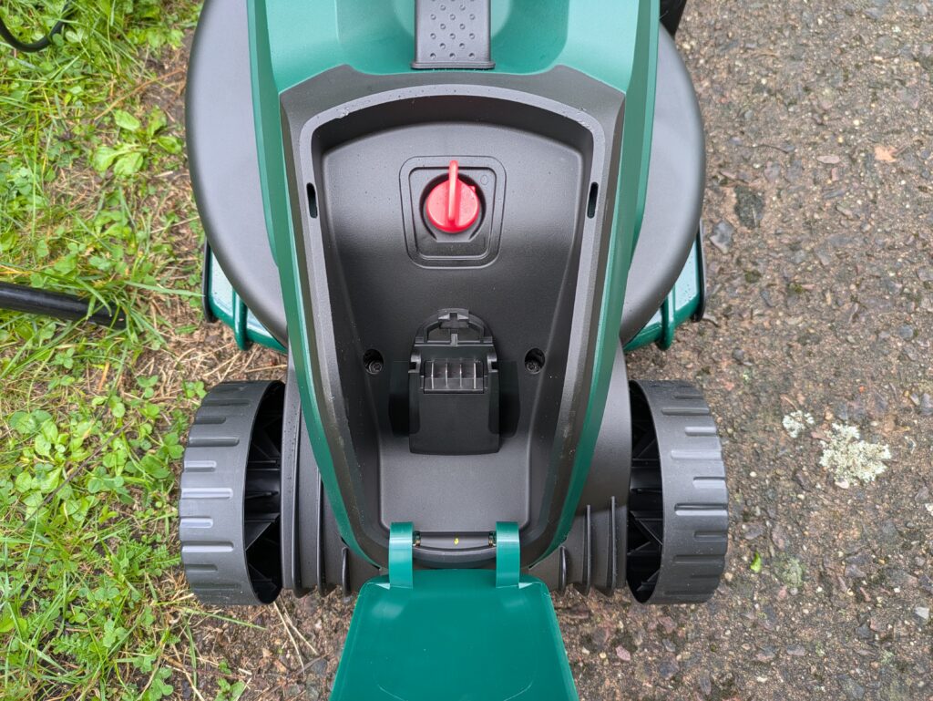 Akkuplatz des Bosch EasyMower 18V-32-200 Akku-Rasenmähers