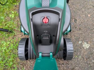 Akkuplatz des Bosch EasyMower 18V-32-200 Akku-Rasenmähers