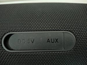 Anschlüsse des Tribit StormBox Lava Bluetooth-Lautsprechers verdeckt