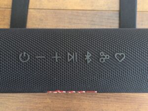 Bedienfeld des LG xboom Grab by will.i.am Bluetooth-Lautsprechers