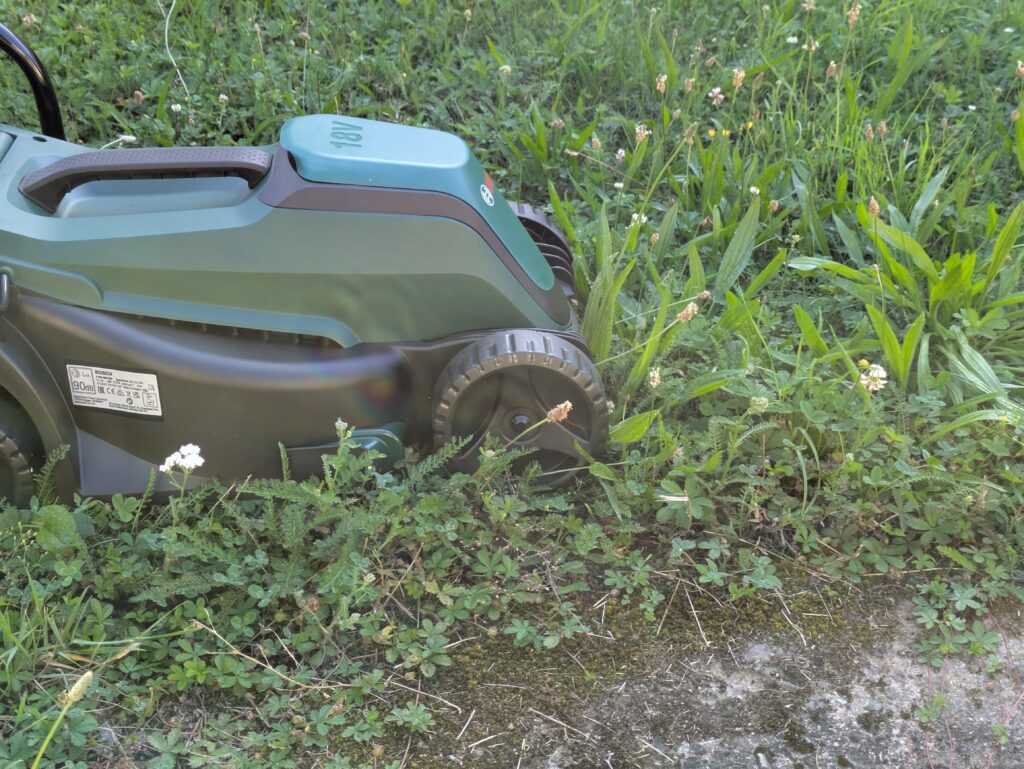 Bosch EasyMower 18V-32-200 Akku-Rasenmäher im Gras