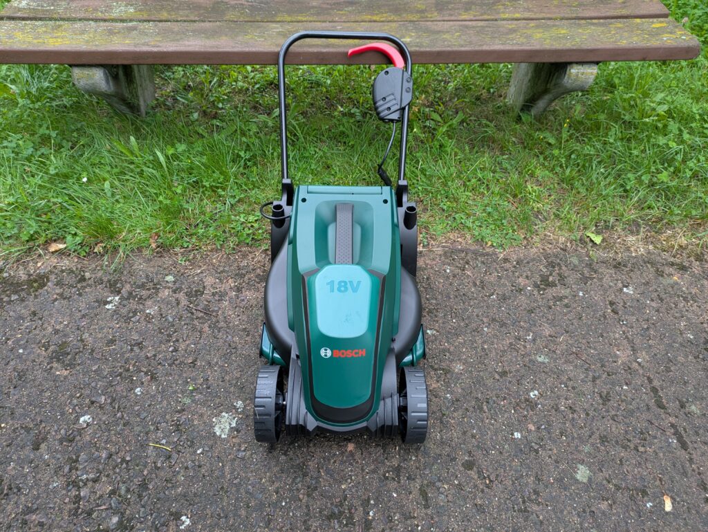 Bosch EasyMower 18V-32-200 Akku-Rasenmäher ohne Fangkorb von vorne