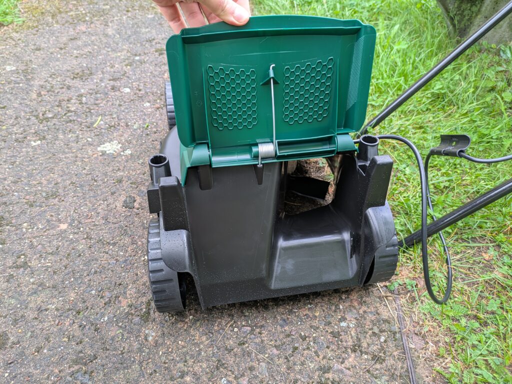 Bosch EasyMower 18V-32-200 Akku-Rasenmäher von hinten ohne Fangkorb geöffnet