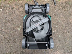 Bosch EasyMower 18V-32-200 Akku-Rasenmäher von unten