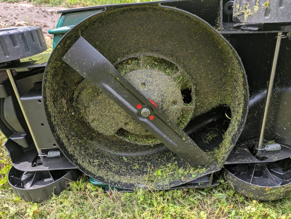 Bosch EasyMower 18V-32-200 Akku-Rasenmäher von unten benutzt