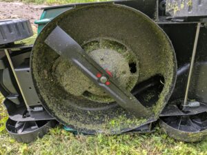 Bosch EasyMower 18V-32-200 Akku-Rasenmäher von unten benutzt