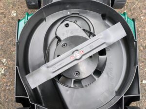 Bosch EasyMower 18V-32-200 Akku-Rasenmäher von unten in der Nahansicht