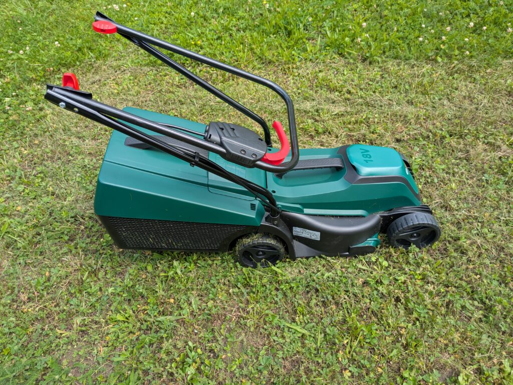 Bosch EasyMower 18V-32-200 Akku-Rasenmäher zusammengeklappt von der Seite