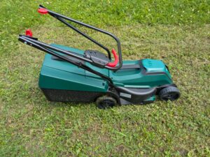 Bosch EasyMower 18V-32-200 Akku-Rasenmäher zusammengeklappt von der Seite