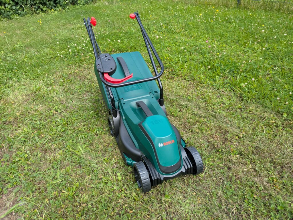 Bosch EasyMower 18V-32-200 Akku-Rasenmäher zusammengeklappt von vorne