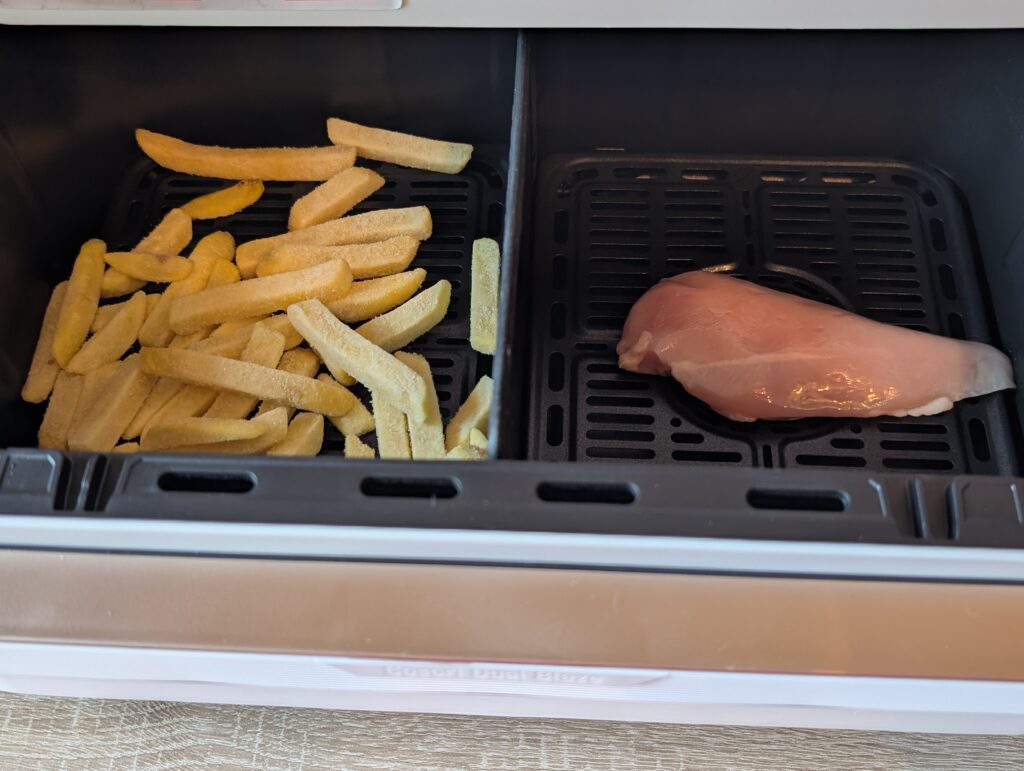 COSORI DualBlaze TwinFry Heißluftfritteuse Hähnchen und Pommes